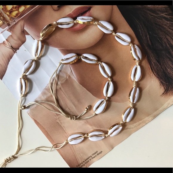seashell with Gold color necklace chocker must go✅ - Picture 3 of 6